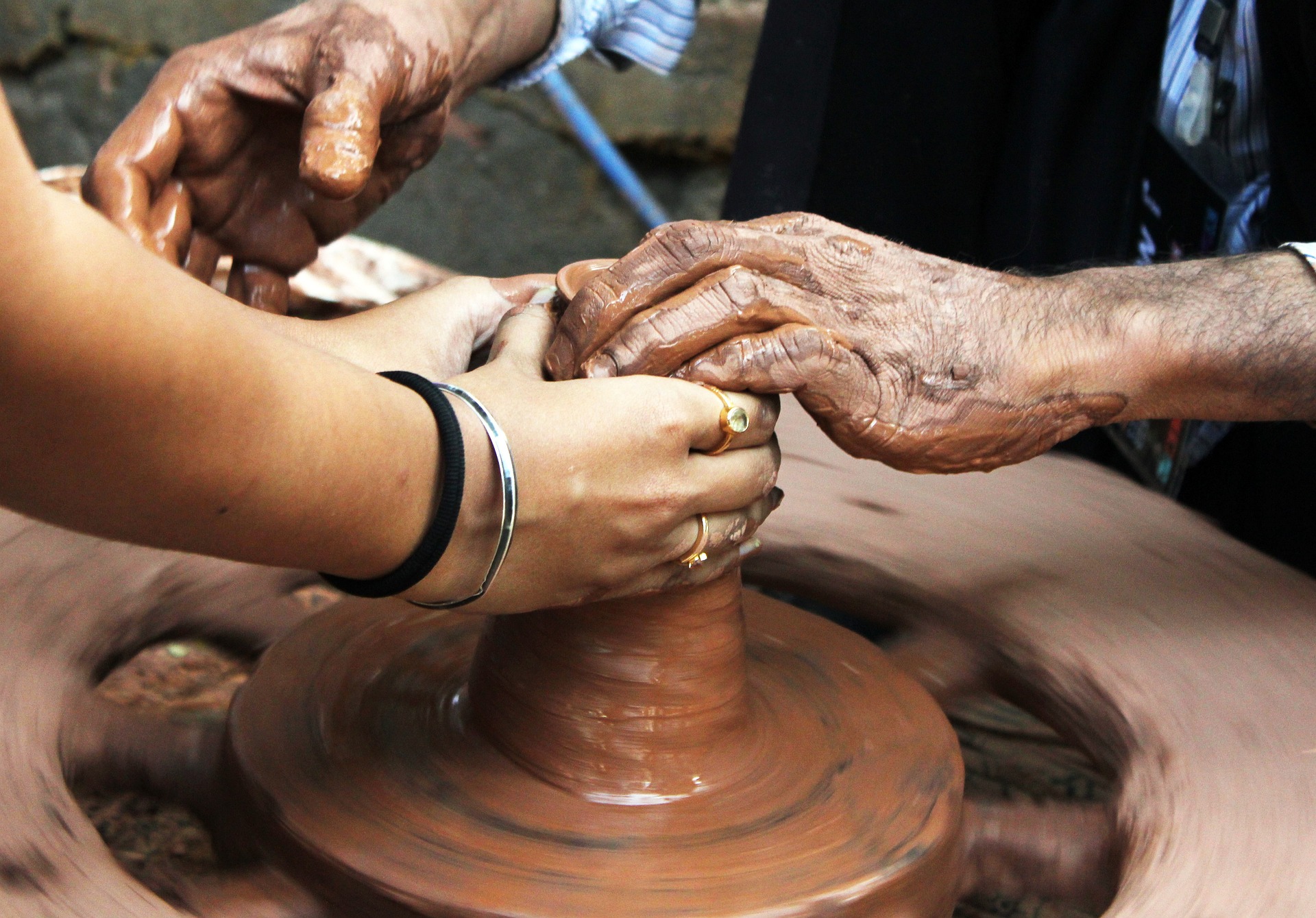 Atelier poterie argile adultes / seniors à Gex, CSC Les Libellules